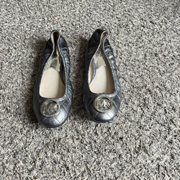 Michael Kors Fulton Quilted Leather Ballet Flats Metallic Silver MK Logo 7 M - Picture 9 of 10